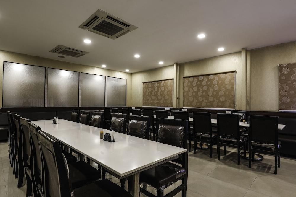 Treebo Trend Hotel Jp Plaza Nampally Hyderabad Exterior photo
